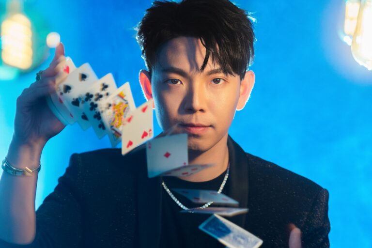 Johnny Wu, magician, mentalist and hypnotist