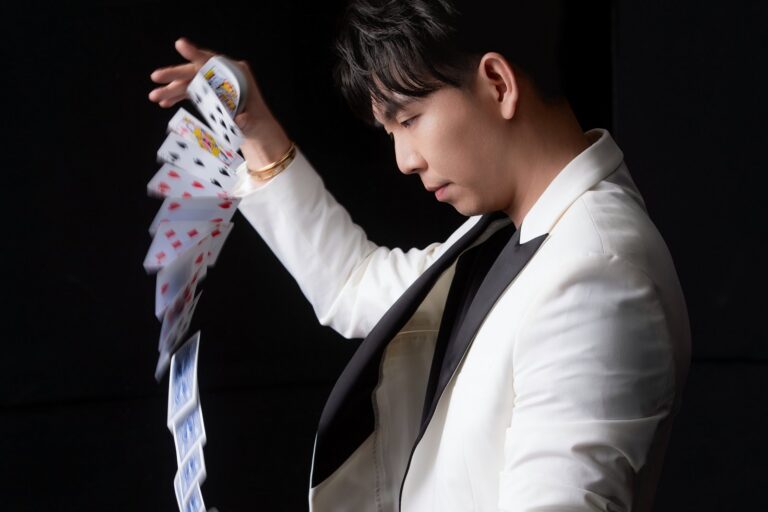 Johnny Wu, magician, mentalist and hypnotist