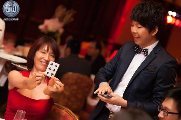 Johnny Wu performing close up magic for guests