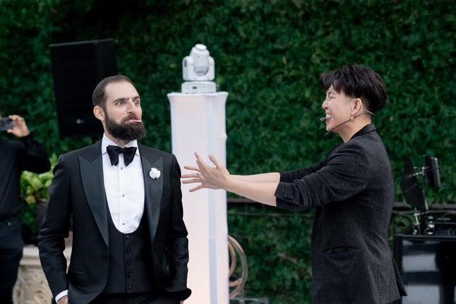 Johnny Wu performing magic for guests at a wedding
