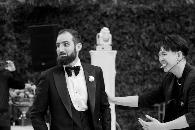 Johnny Wu performing magic for guests at a wedding