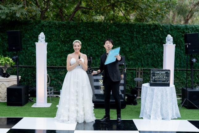 Johnny Wu performing magic for guests at a wedding