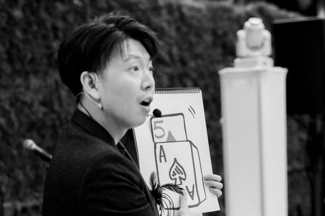 Johnny Wu performing magic for guests at a wedding