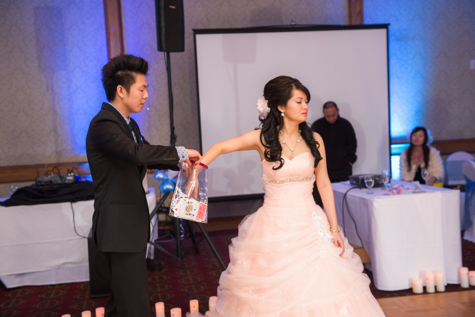 Johnny Wu performing magic for guests at a wedding