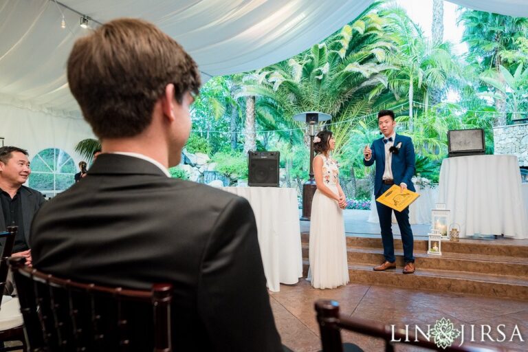 Johnny Wu performing magic for guests at a wedding