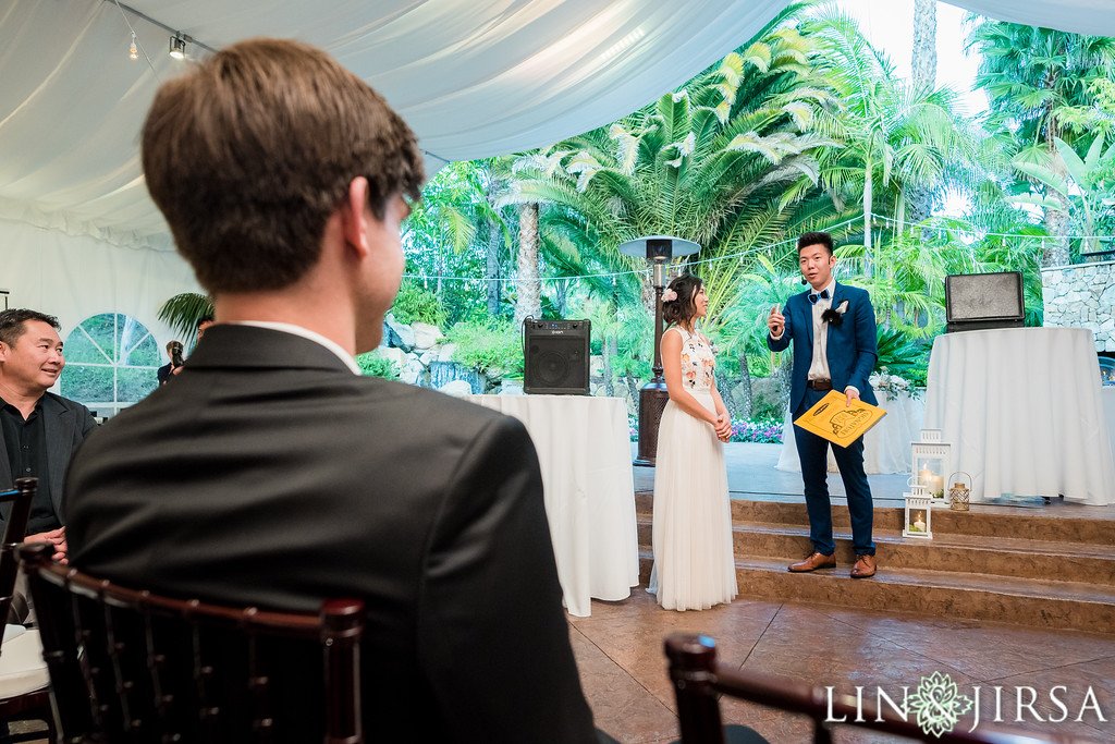 Johnny Wu performing magic for guests at a wedding