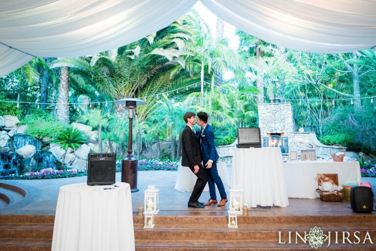 Johnny Wu performing magic for guests at a wedding